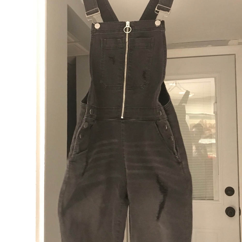 Black fashion nova overalls w/t. Smoke/pet free